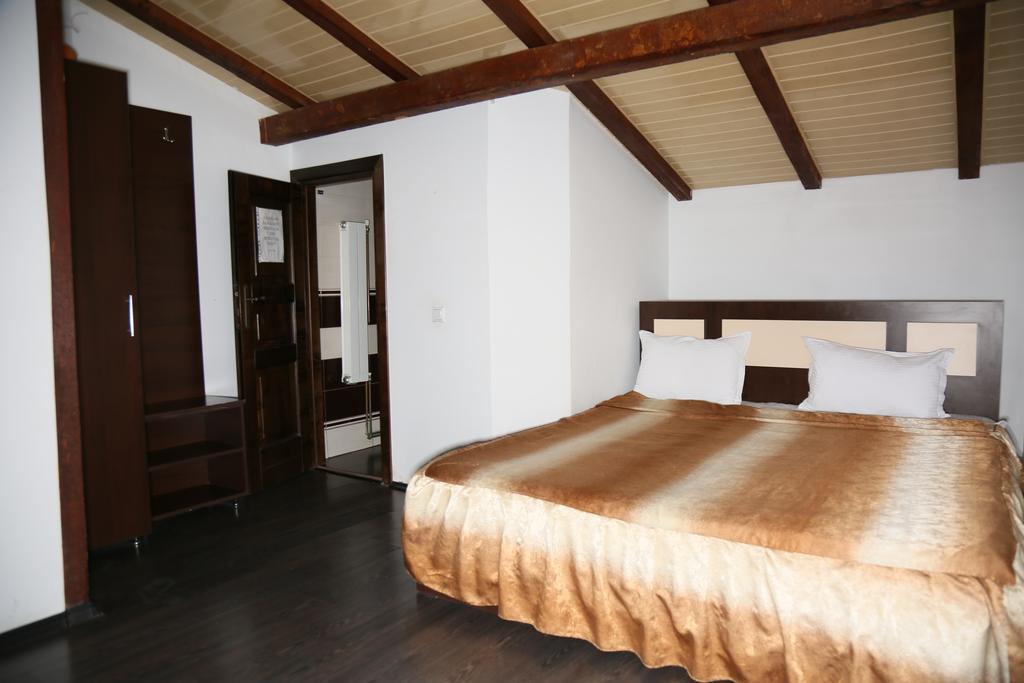 Hotel Zara Roman Buitenkant foto